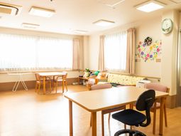 明るい居室の様子