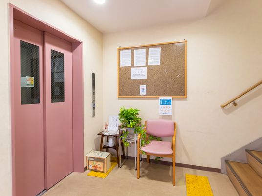 ピンクのエレベーター前景