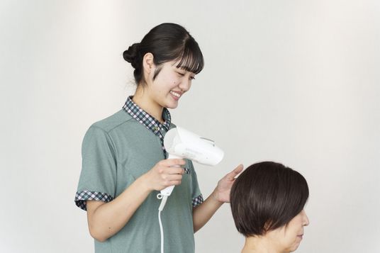 笑顔のスタッフと利用者の理美容室  