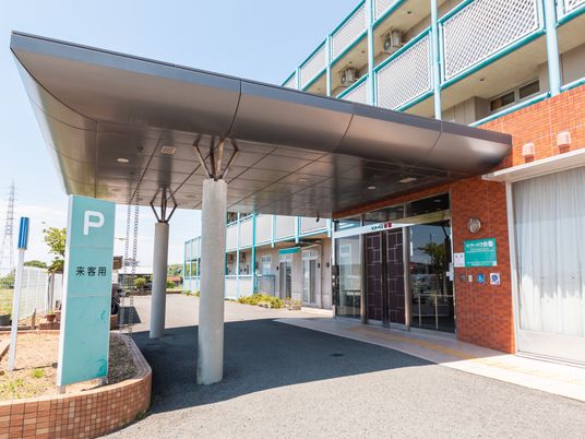エントランスの入り口と駐車場