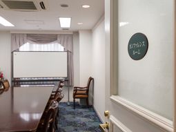会議室の明るい一角