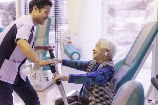 集合する笑顔の人々