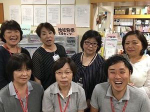 スタッフが並ぶ受付  