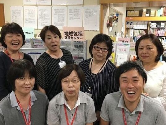 スタッフが並ぶ受付  