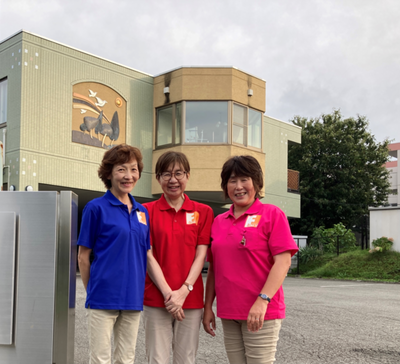 3人のスタッフ前の外観