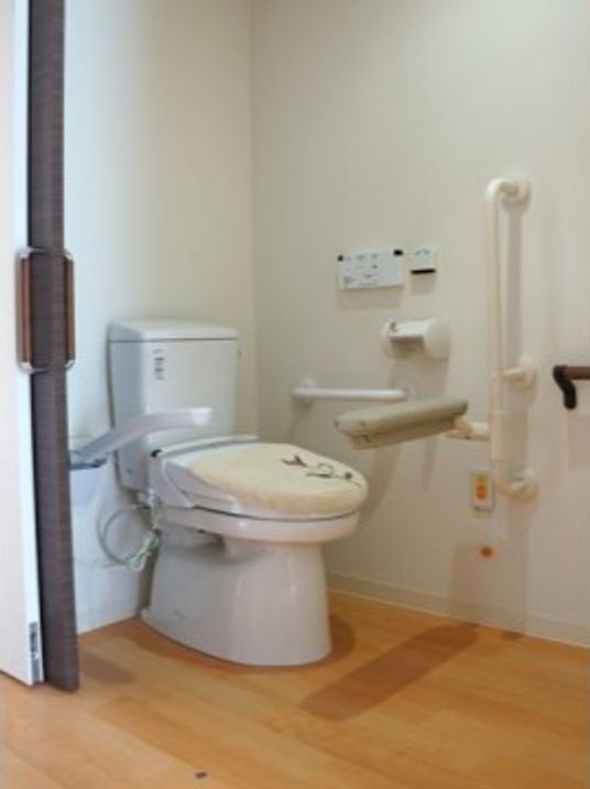 サービス付き高齢者向け住宅 あぷり志紀のトイレ。使いやすように、広いスペースを確保したトイレとなっております。