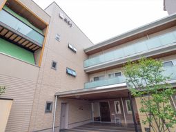 ベージュの建物外観