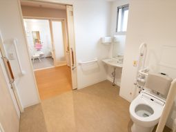 バリアフリーのトイレ空間