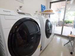洗濯機と乾燥機が並ぶ部屋