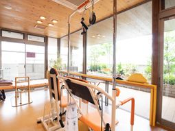 リハビリ器具と緑の中庭
