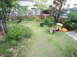 緑豊かな施設の庭