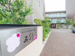 緑豊かなエントランス看板