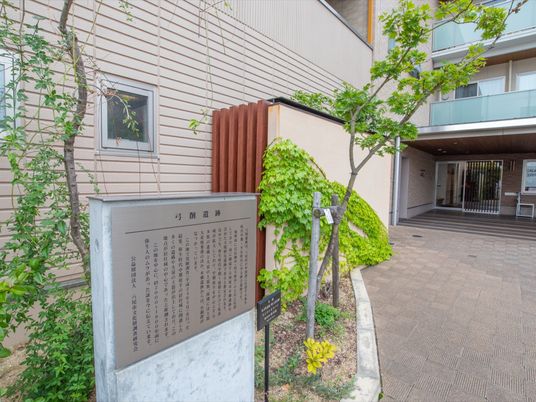 明るいエントランスと看板