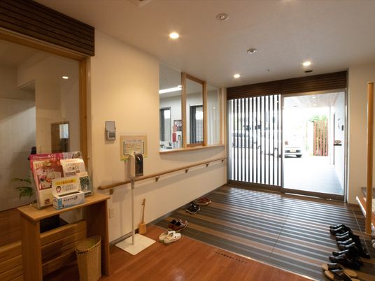 受付と通路が見えるエントランス