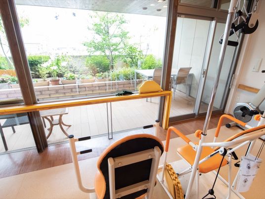 緑豊かな中庭眺望の機能訓練室