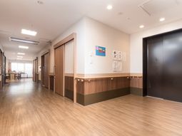 明るい廊下の風景
