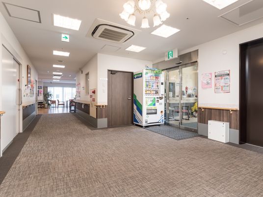 明るく広い施設の廊下