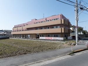 ピンクの建物外観
