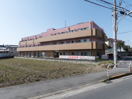 ピンクの建物外観