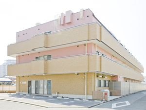 明るく開放的な施設外観
