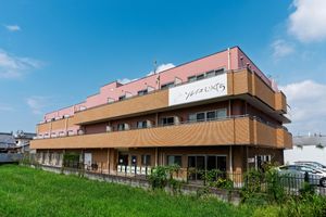 明るく開放的な施設外観