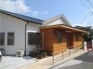 木目調の建物の外観