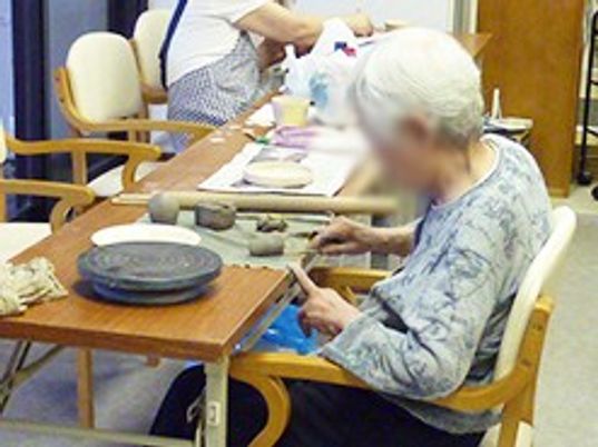 活動中の高齢者たち