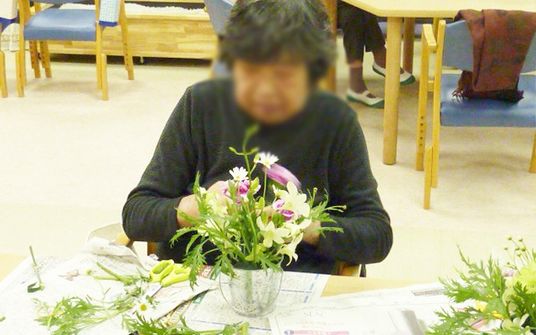 静かなフラワーアレンジの様子