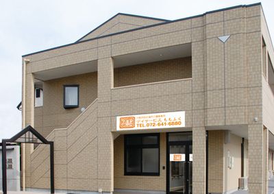 クリーム色の建物外観