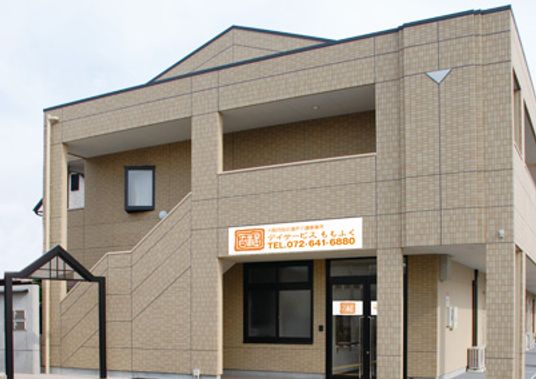 クリーム色の建物外観