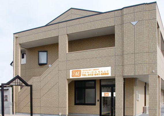 クリーム色の建物外観