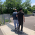 車椅子の利用者とスタッフの歩行