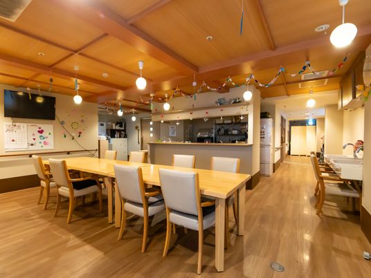 明るい食堂の様子