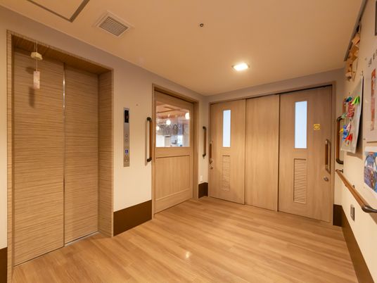 明るく清潔な廊下