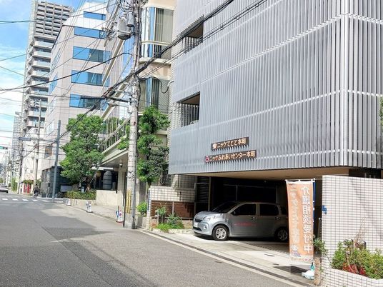 街中の施設外観  