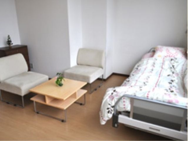 シンプルな個室の様子 居室 明るく清潔感のある居室です。必要な家具が整い、快適な時間をお過ごしいただけます。