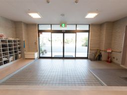 明るいエントランスの風景