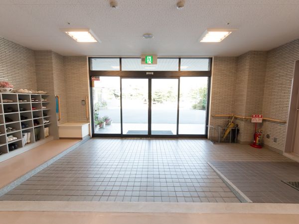 明るいエントランスの風景