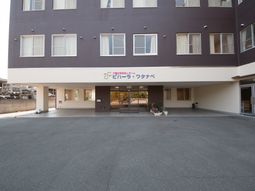 施設のエントランス前