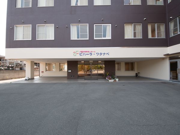 施設のエントランス前