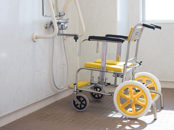 車いすのある清潔な浴室