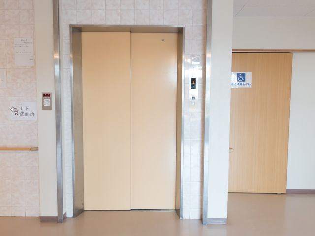 清潔なエレベーターホール エレベーターホール 安全と利便性に配慮した設計のエレベーターがあり、すべての方が快適に移動できる環境が整っています。