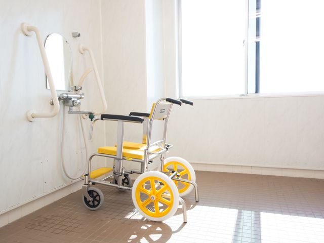 車椅子と手すりの浴室 浴室 広々とした窓のある浴室です。手すりや車椅子を配して、ご利用者様の安全を考慮した設計になっています。