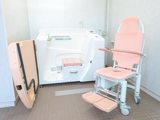 浴室設備と介助用椅子