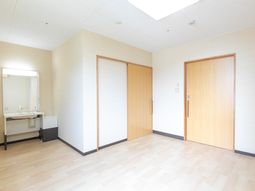 明るい居室のドアと洗面台