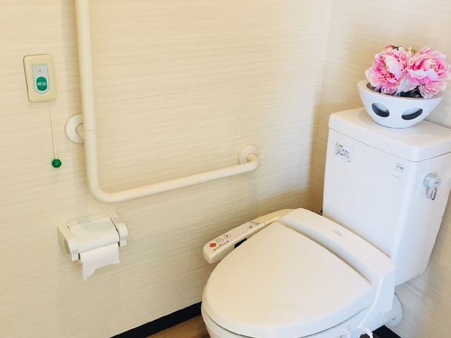 バリアフリートイレと手すり トイレ 安全と快適さを重視したトイレスペースです。手すりや緊急呼び出しボタンも備え、日々の暮らしをサポートします。