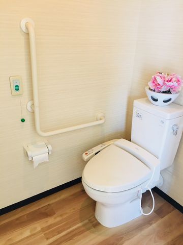 バリアフリートイレと手すり トイレ 安全と快適さを重視したトイレスペースです。手すりや緊急呼び出しボタンも備え、日々の暮らしをサポートします。