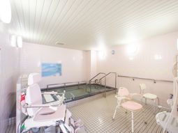 明るい浴室の設備