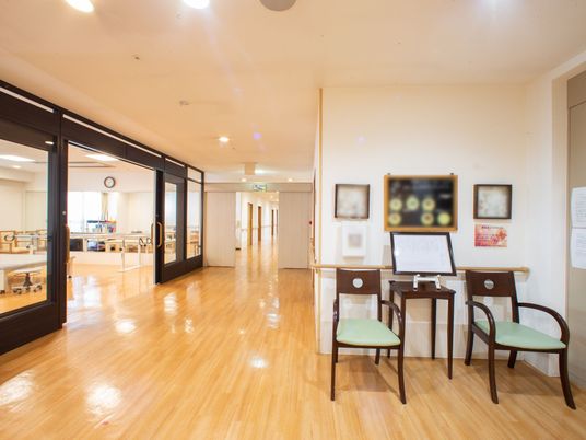 広々とした明るい廊下