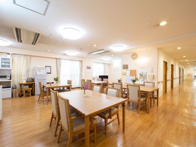 広々とした明るい食堂